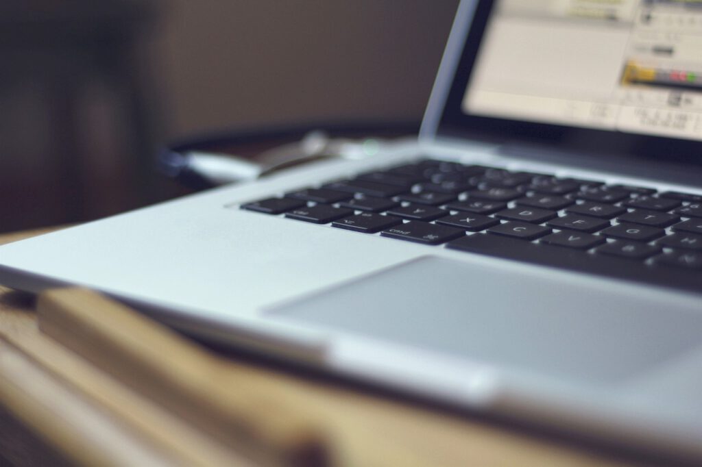 notebook, macbook, computer-1814343.jpg